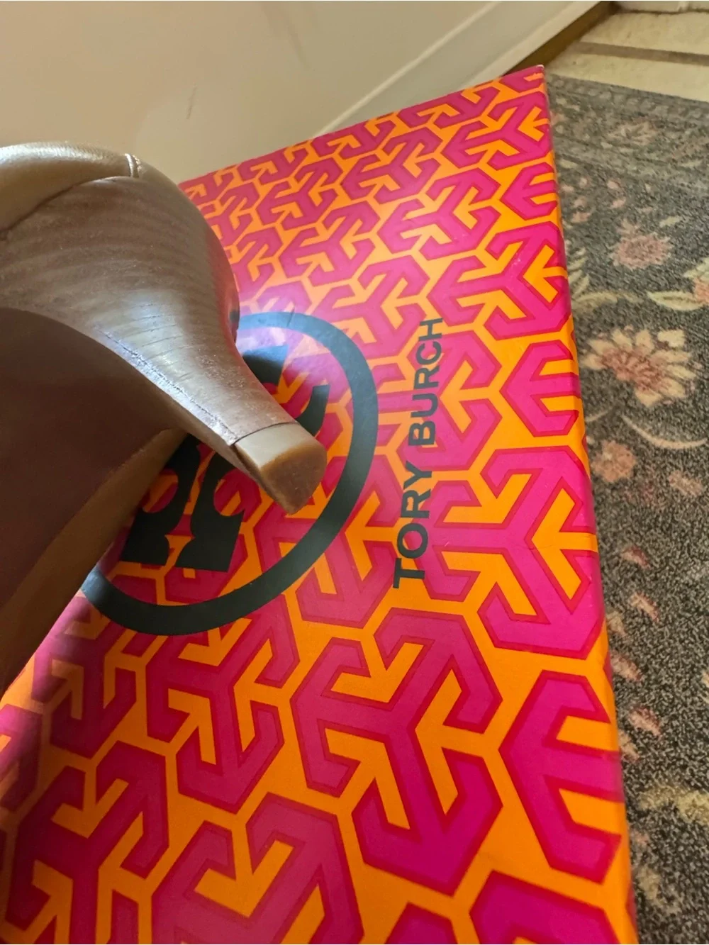 Tory Burch Romy Size 7 Tan Leather Round-Toe Heels with Bow and Logo Plaque